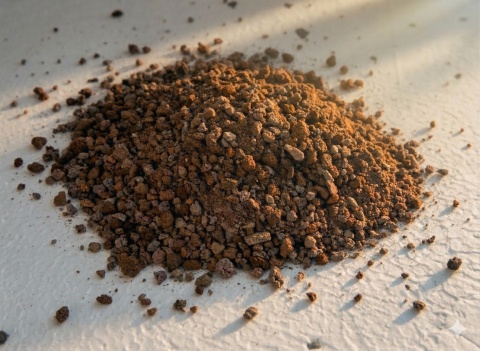 Lawa wulkaniczna czerwona drobna 2-5 mm naturalne podłoże do sukulentów 20L